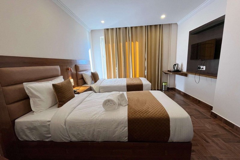 Deluxe Twin Room at Hardys Retreat — best hotel room booking in Chail with mountain view